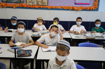 תלמידים במסכות