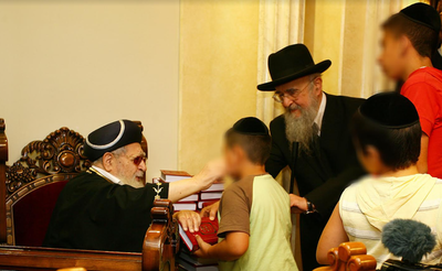 מרן הראשל"צ מקבל בחיבה ילדי ניצולות של יד לאחים.