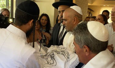 מזל טוב! הזמר המפורסם חגג ברית לבנו