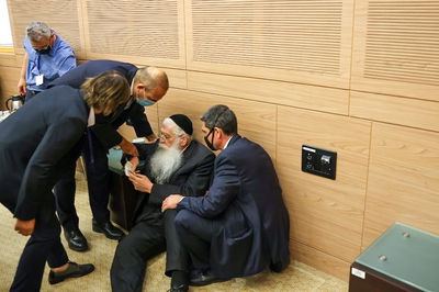 פרוש קורא תהילים על רצפת המליאה