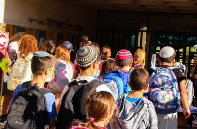 תלמידים חוזרים לספסל הלימודים