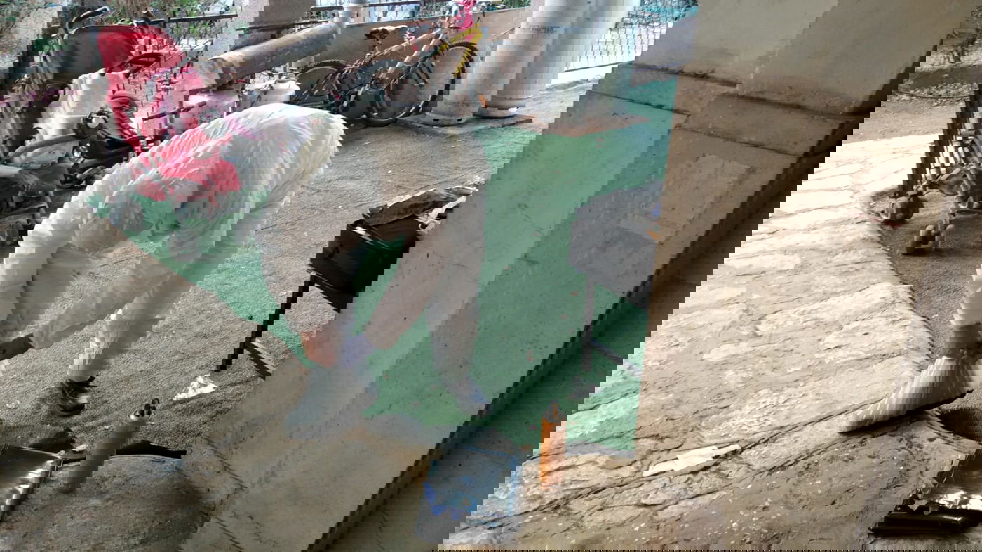 המתנדבים ליד הדירה