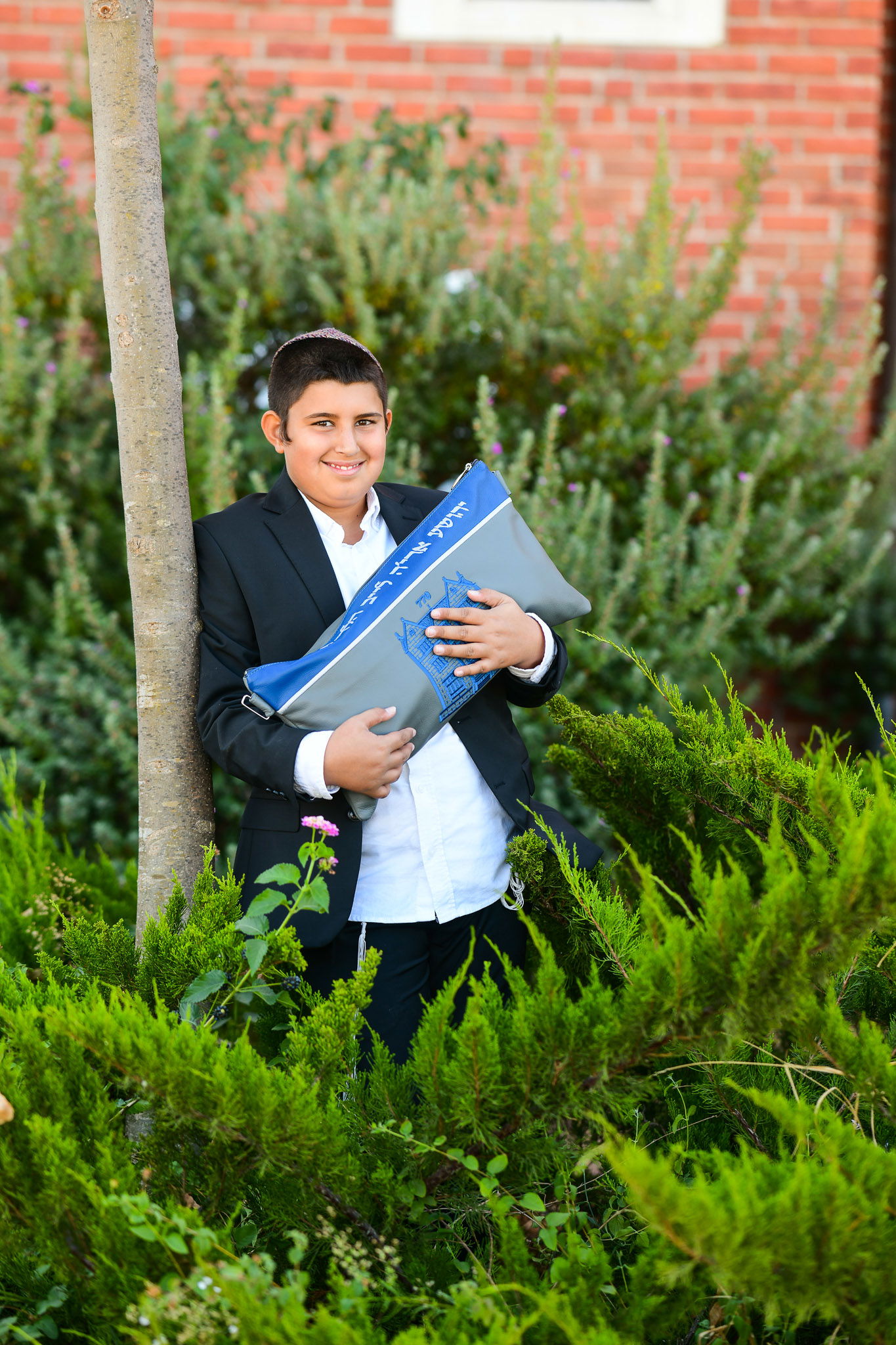 תיעוד מרגש: הנחת תפילין לנער היתום