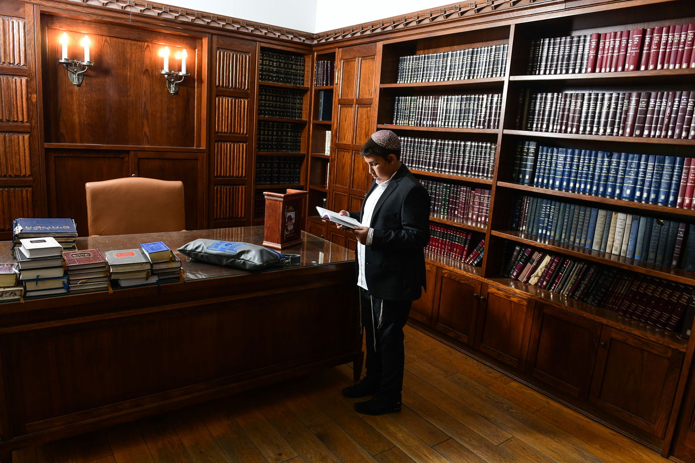 תיעוד מרגש: הנחת תפילין לנער היתום