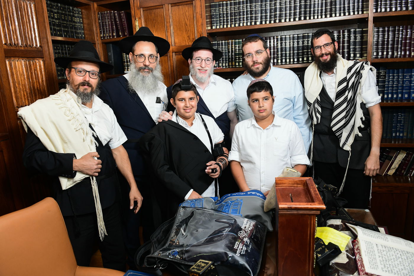 תיעוד מרגש: הנחת תפילין לנער היתום