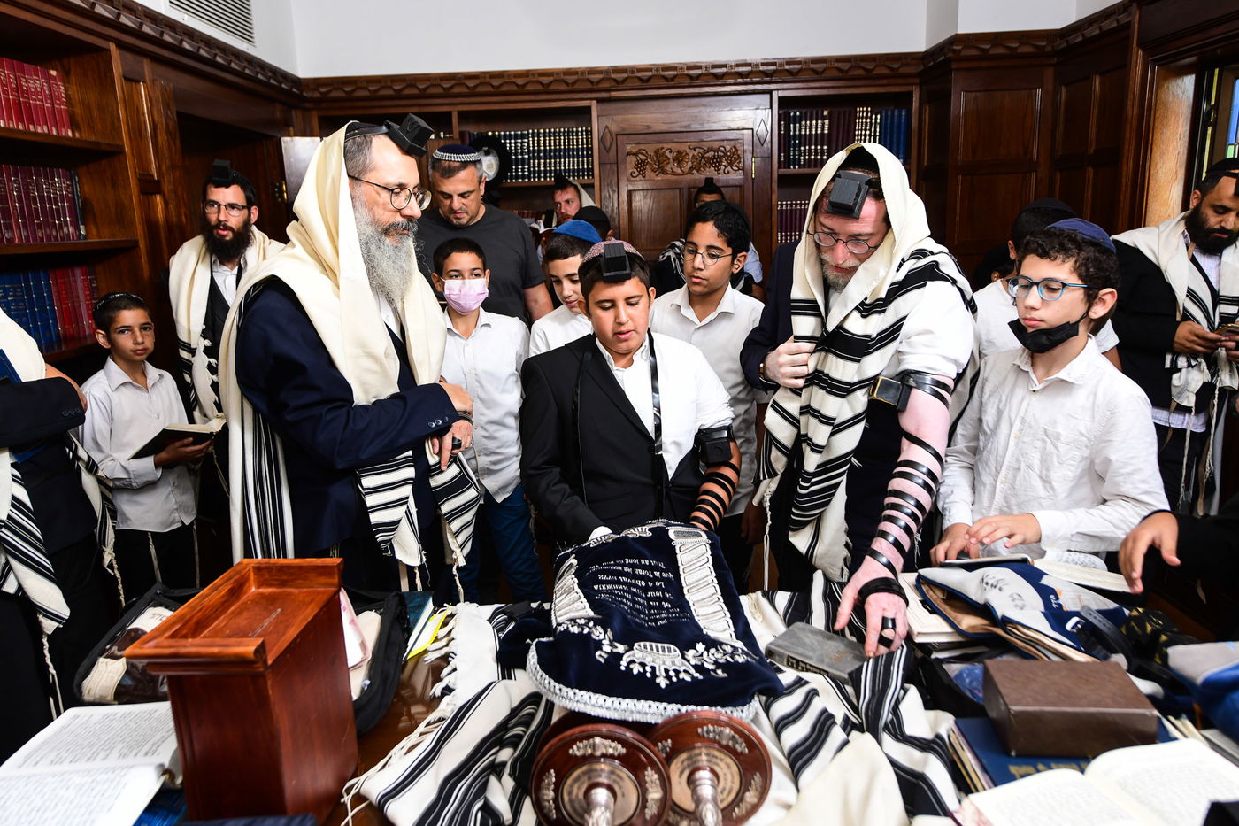 תיעוד מרגש: הנחת תפילין לנער היתום