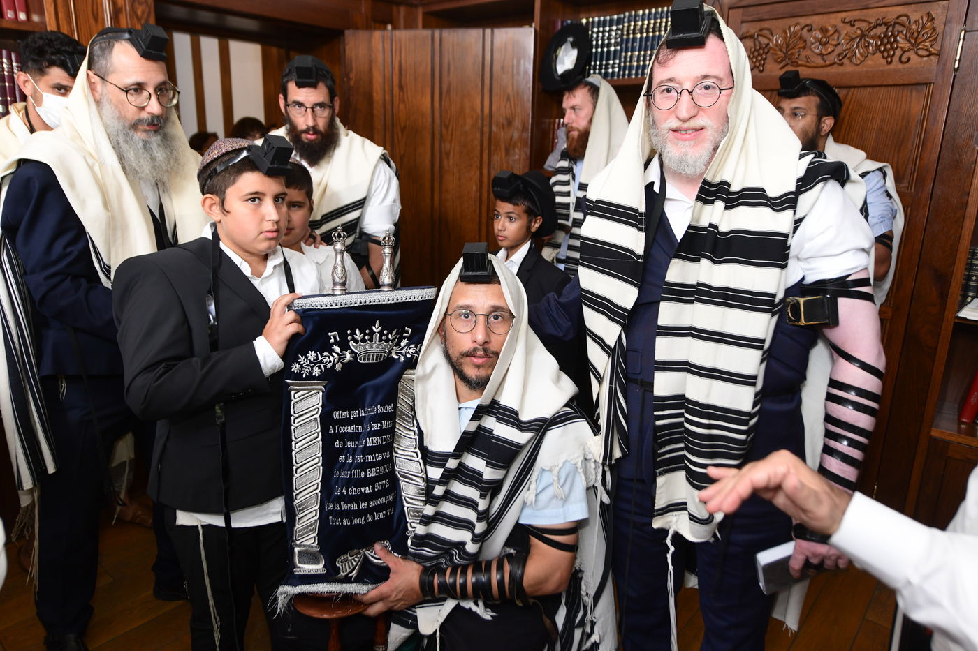 תיעוד מרגש: הנחת תפילין לנער היתום