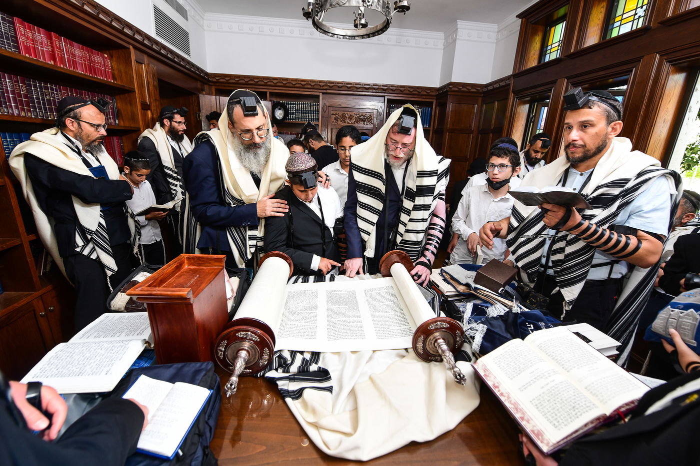 תיעוד מרגש: הנחת תפילין לנער היתום