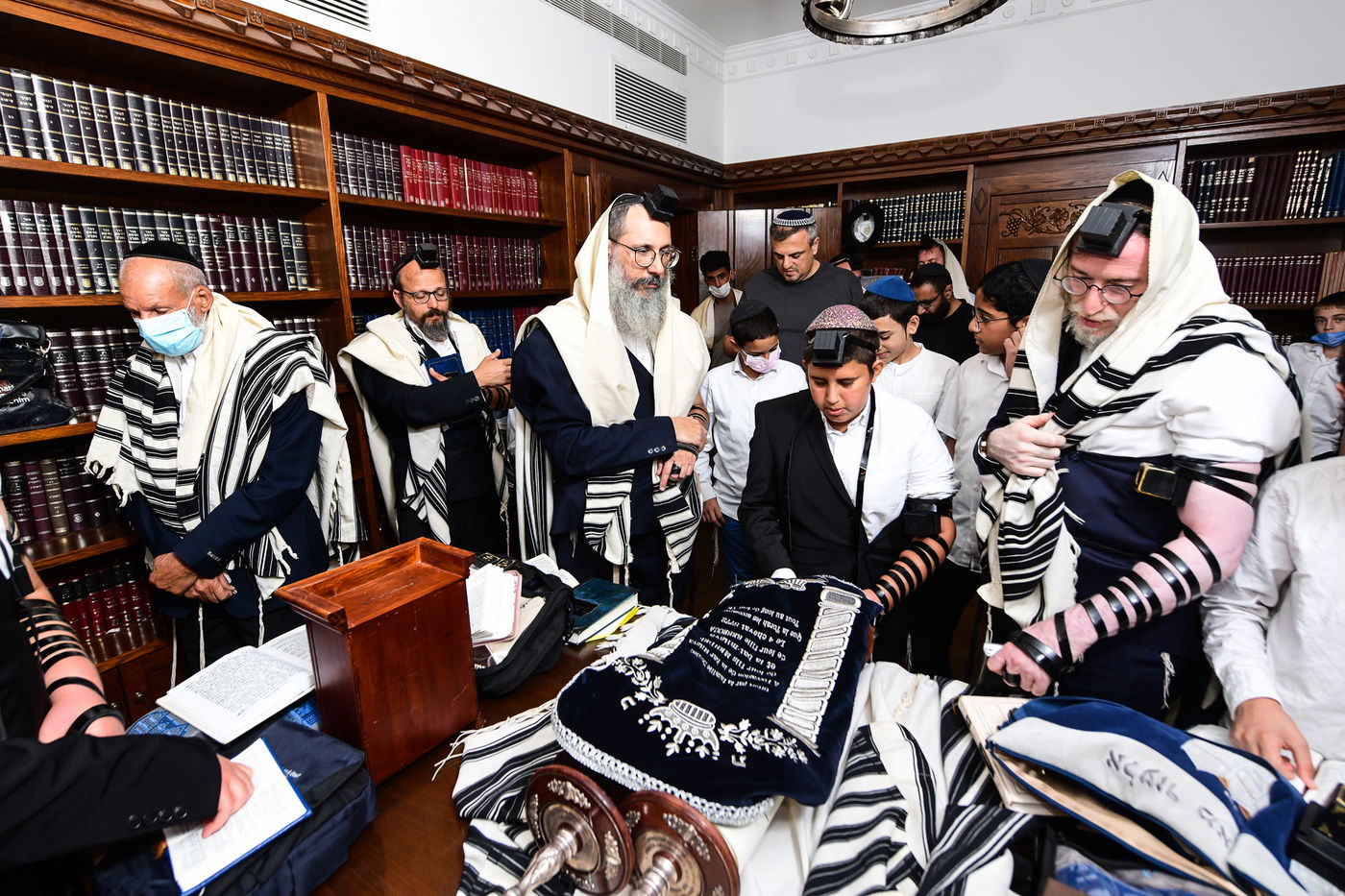 תיעוד מרגש: הנחת תפילין לנער היתום