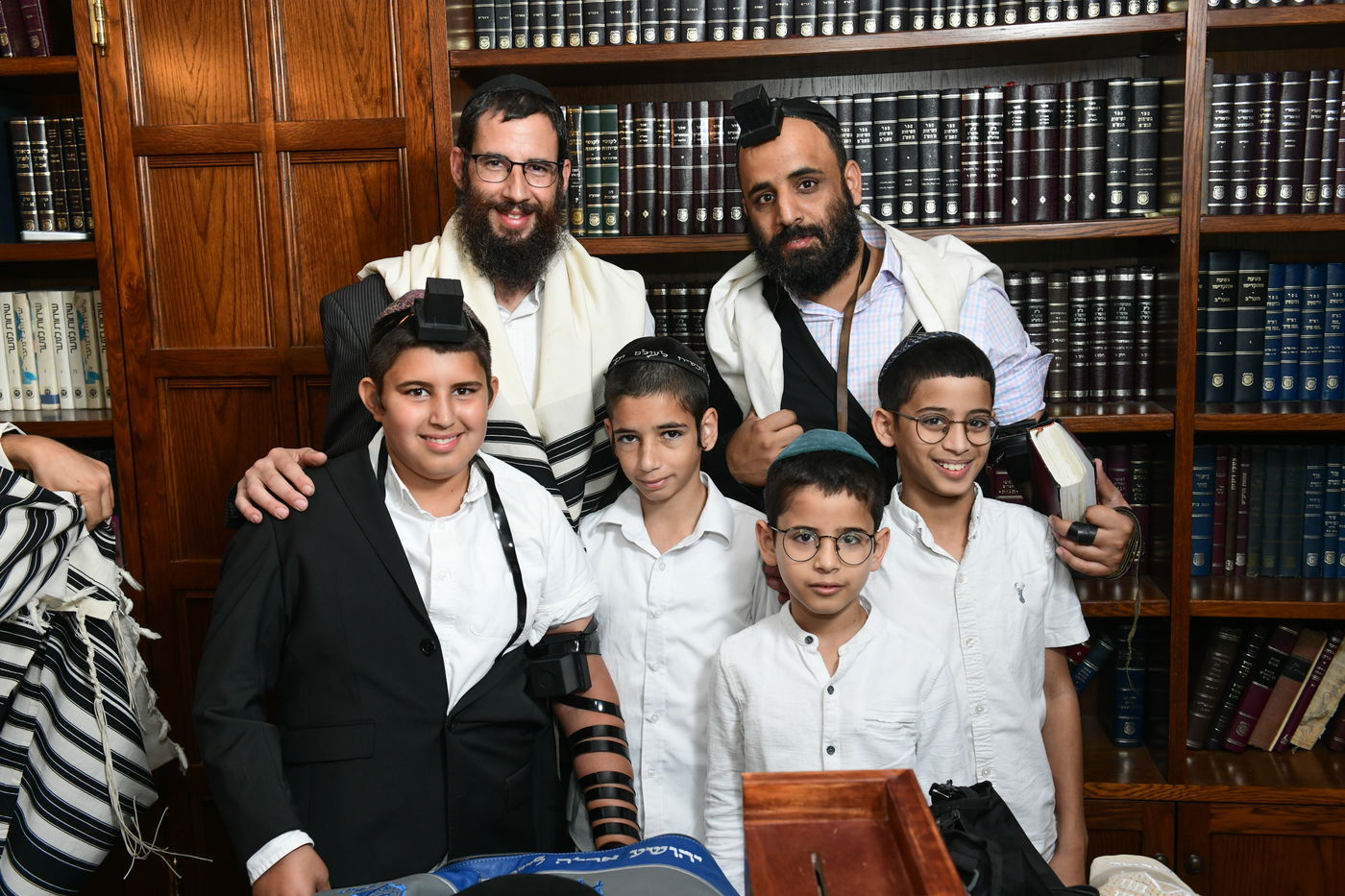 תיעוד מרגש: הנחת תפילין לנער היתום