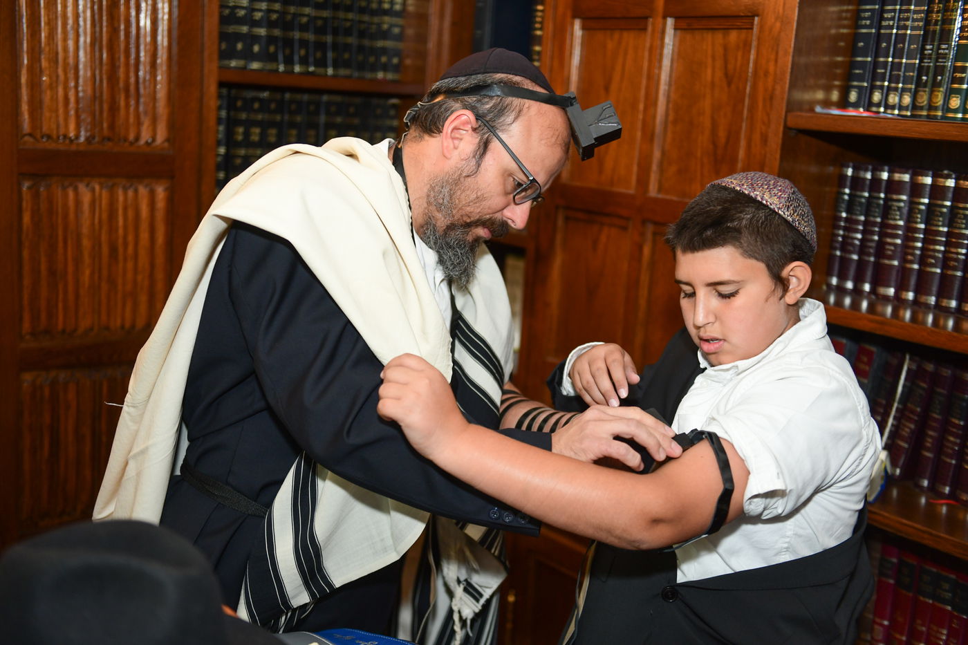 תיעוד מרגש: הנחת תפילין לנער היתום