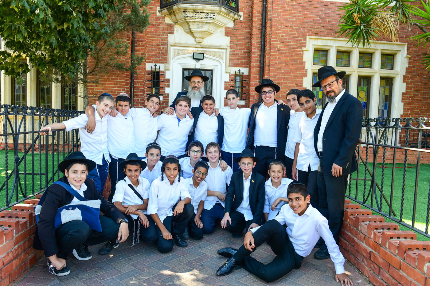 תיעוד מרגש: הנחת תפילין לנער היתום