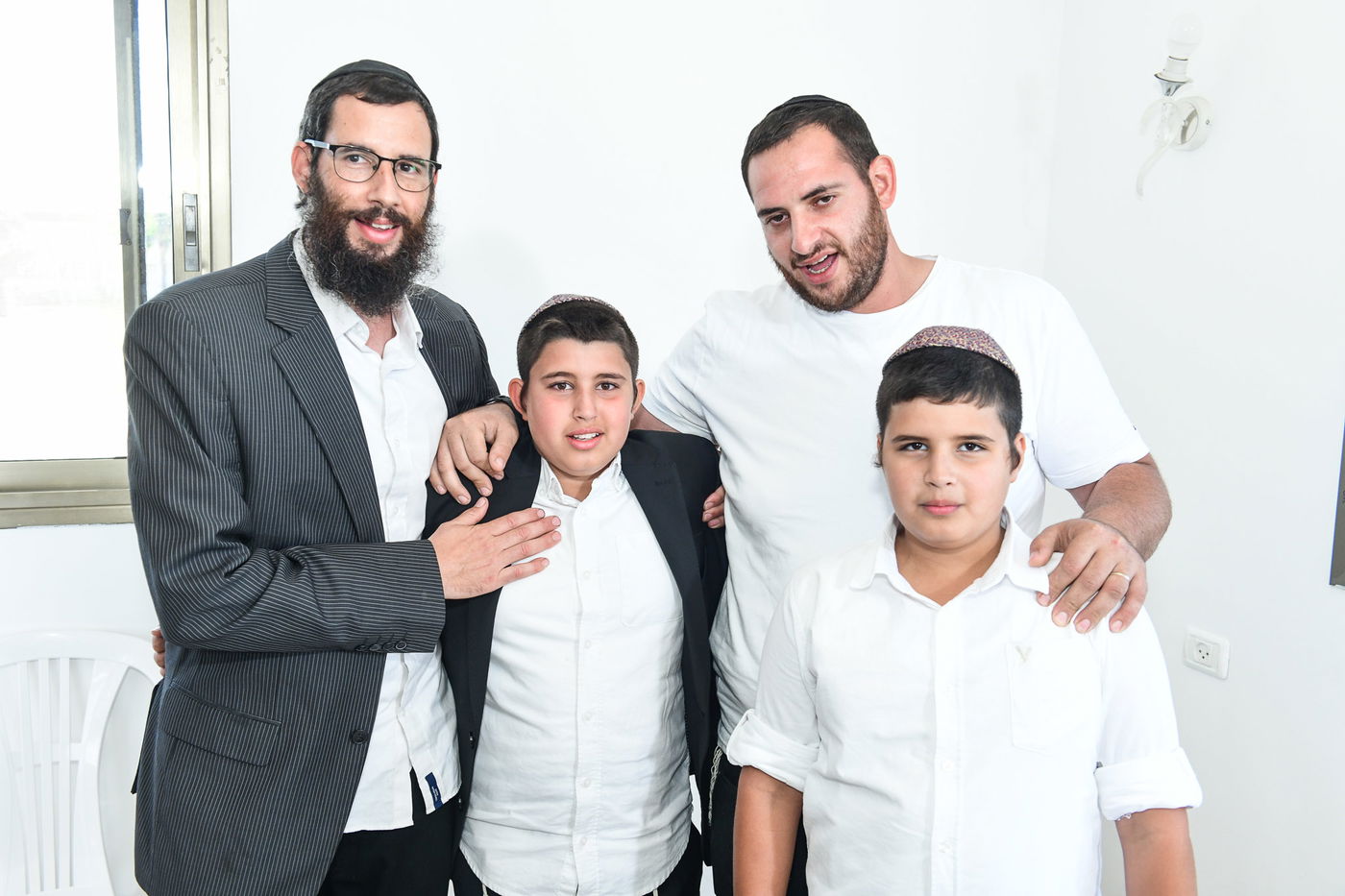 תיעוד מרגש: הנחת תפילין לנער היתום