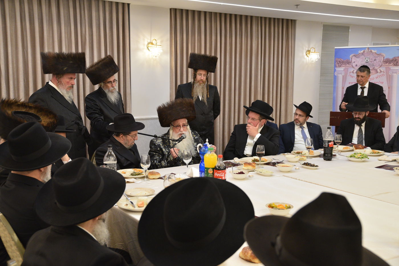 האדמו"ר מצאנז: "יש לשמור על מערך הרבנות והכשרות"