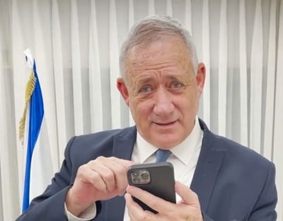 "מבוא בלימודי אייפון"; גנץ לעג לנתניהו בסרטון משעשע