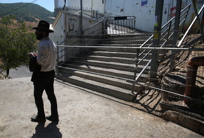 המדרגות, בסוף מעבר דוב