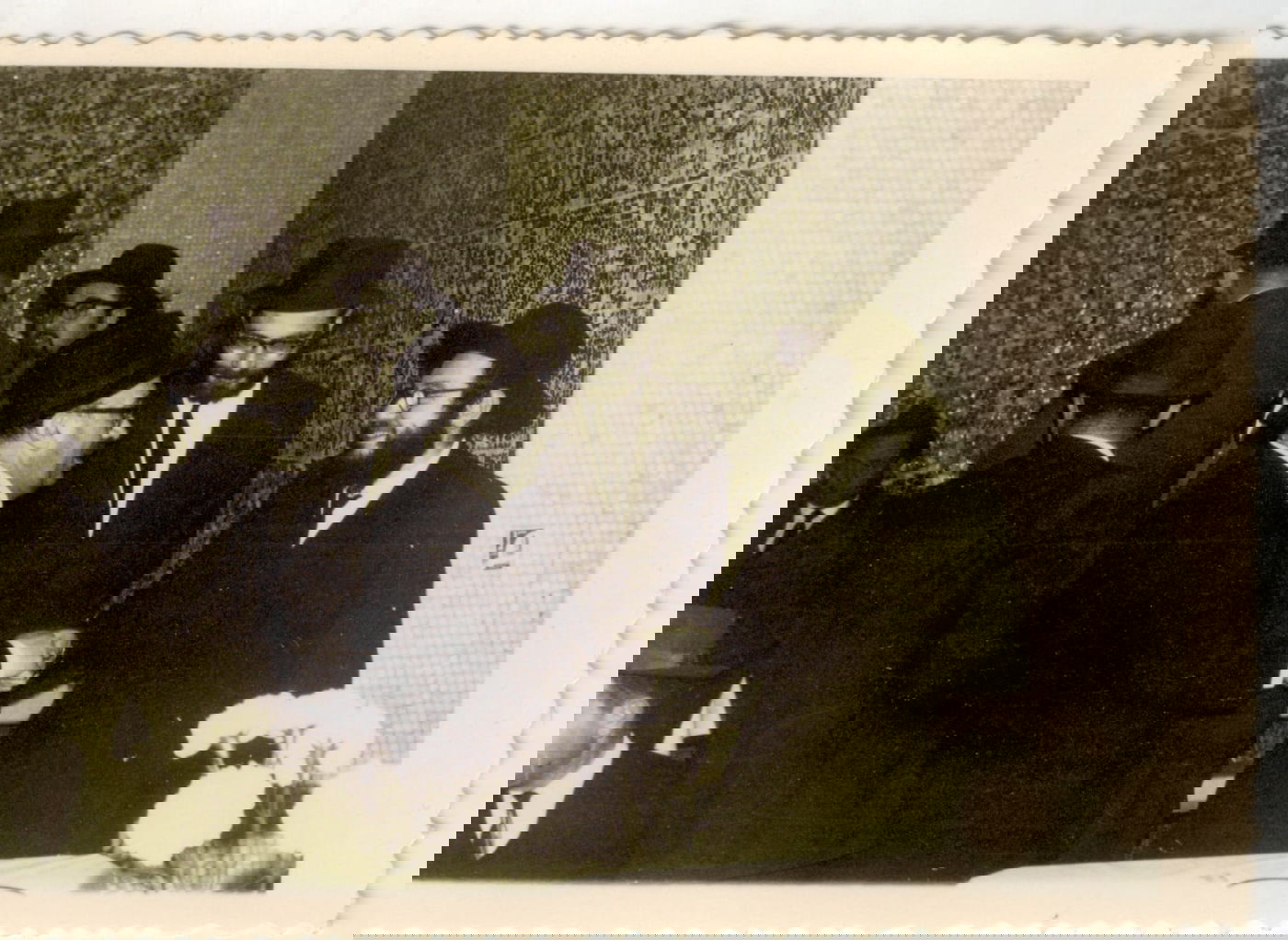 הרב ארלנגר בסוד שיח. במרכז עומד ראש הישיבה יבדלחטו״א הגאון ר׳ משה יהודה שלזינגר שליט"א