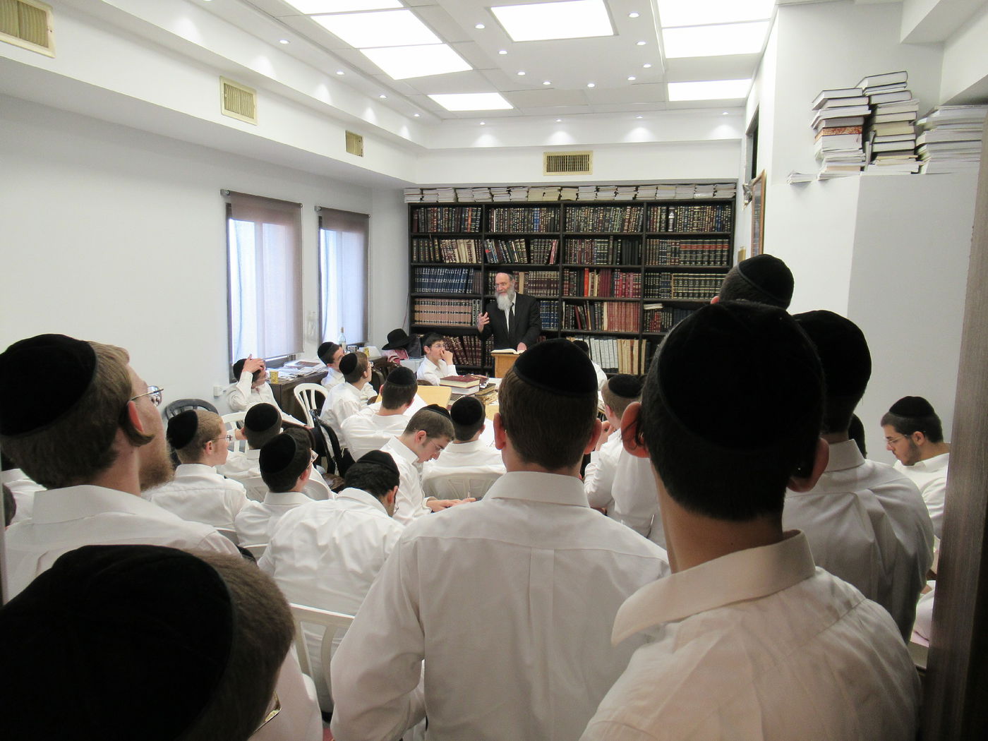 אחרי עשרות שנים: בפוניבז' החליפו פרוכת