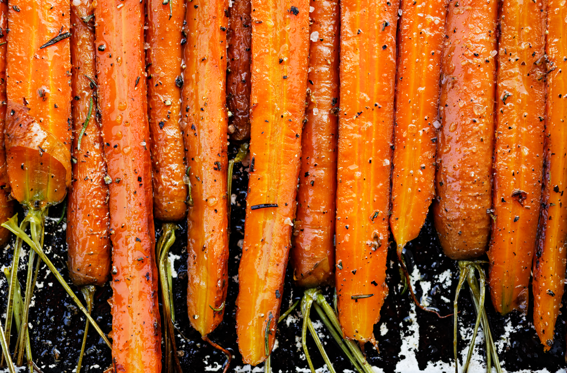 ברבע שעה בלבד: גזרים צלויים בחומץ בלסמי וסוכר חום