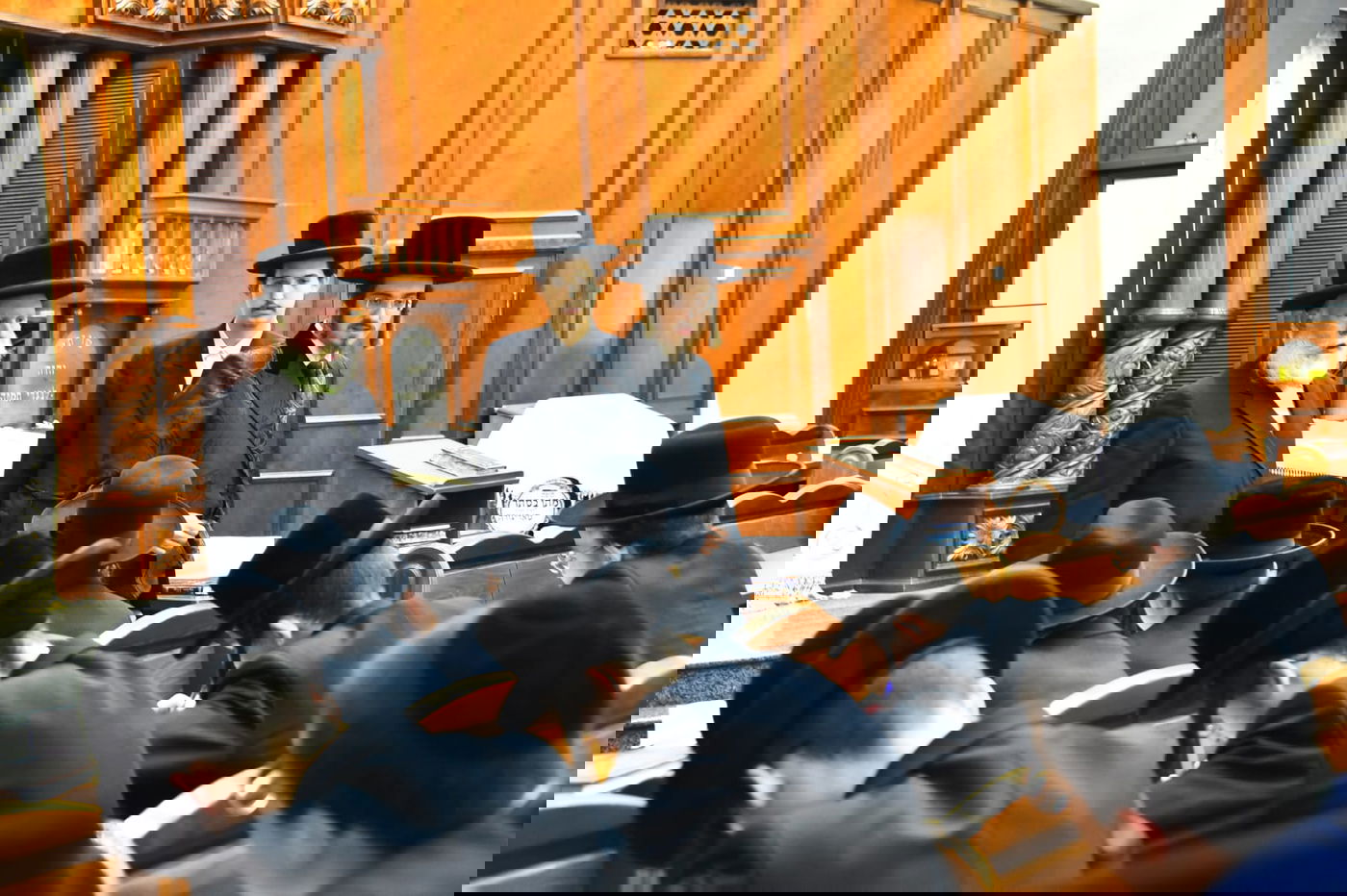 באמצע מבחן: האדמו"ר יצא מחדרו במפתיע