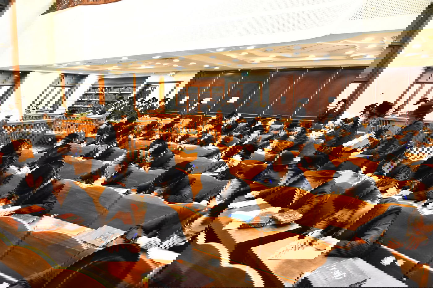 באמצע מבחן: האדמו"ר יצא מחדרו במפתיע