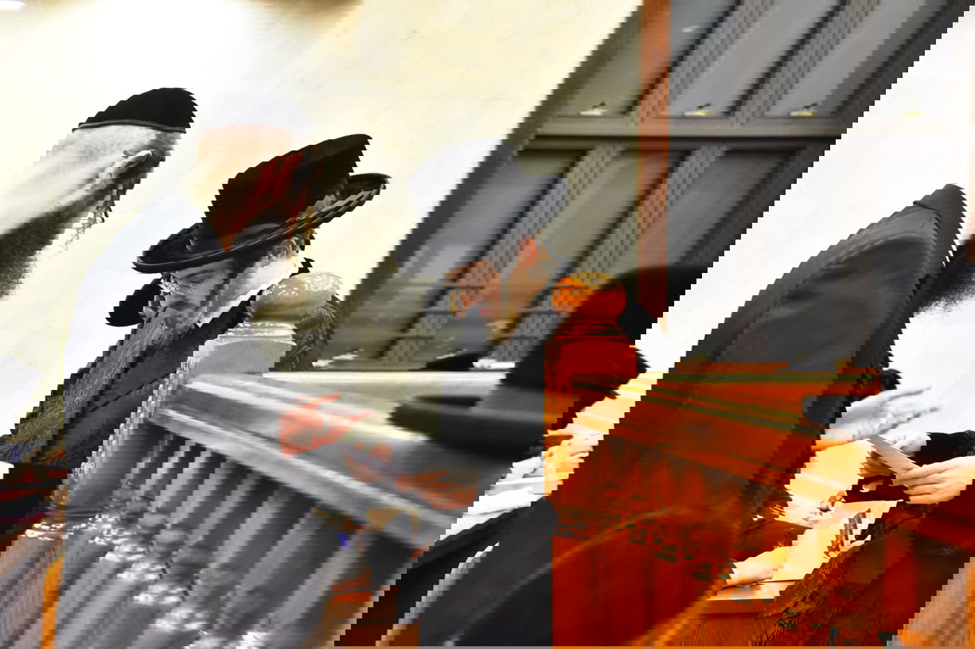 באמצע מבחן: האדמו"ר יצא מחדרו במפתיע