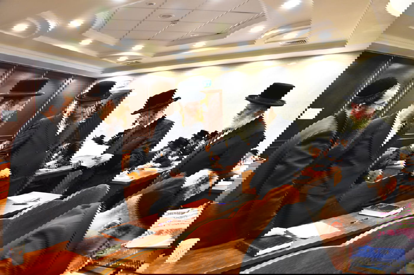 באמצע מבחן: האדמו"ר יצא מחדרו במפתיע