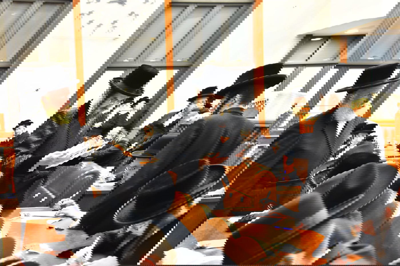 באמצע מבחן: האדמו"ר יצא מחדרו במפתיע