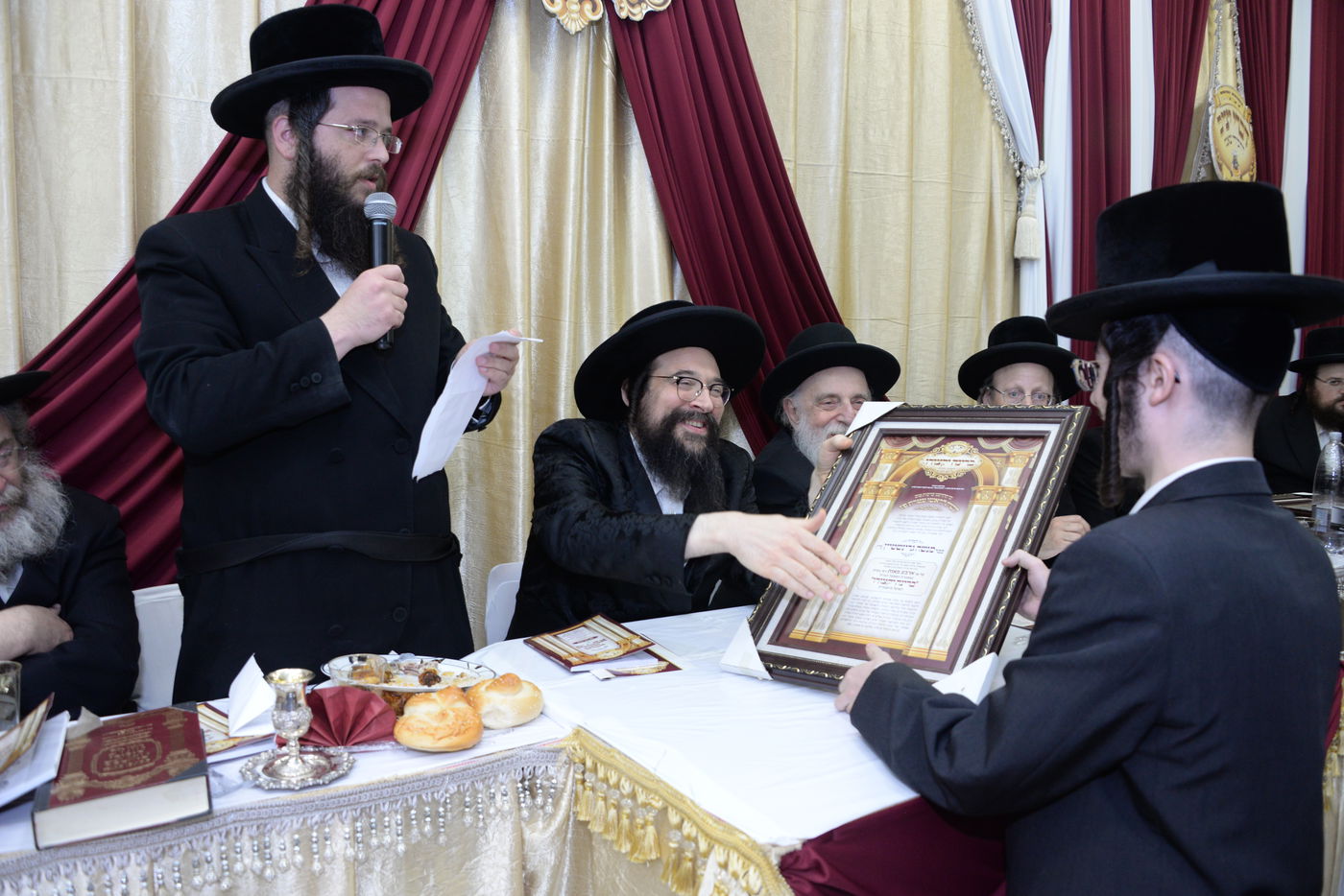 חלוקת תעודות בישיבת צאנז בחיפה; תיעוד