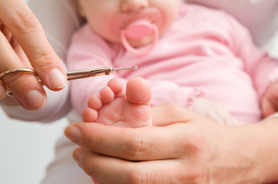 4 סודות לגזירת ציפורניים של תינוק בהצלחה