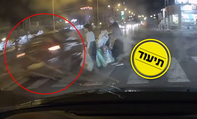 תיעוד עוצר נשימה: נהג כמעט דורס אם ובתה