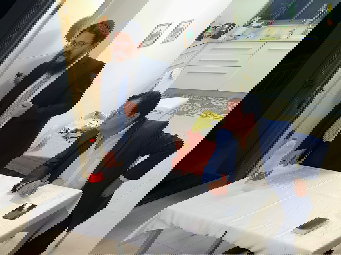 אחרי הרב: בני גנץ נעמד למסור שיעור תורה