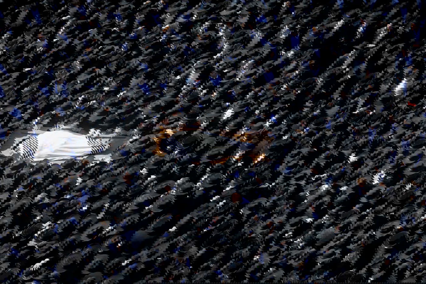 תמונת השבוע: מיטת ראש-הישיבה בהלוויה