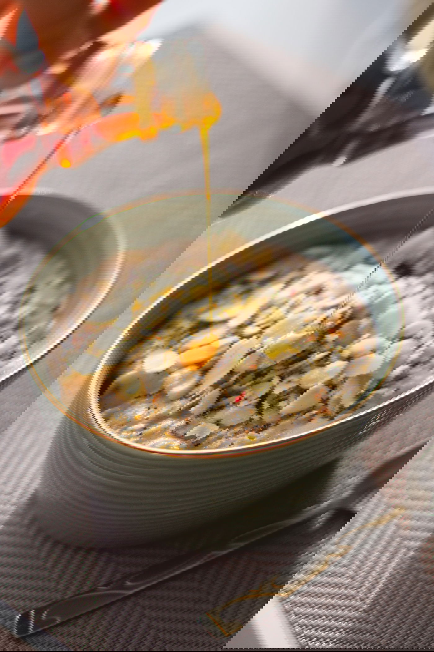 דייסת שיבולת שועל עם חלב קוקוס וחמאת בוטנים