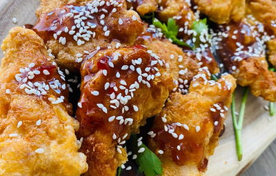 שניצלונים בטמפורה עם רוטב צ'ילי מתוק וסויה