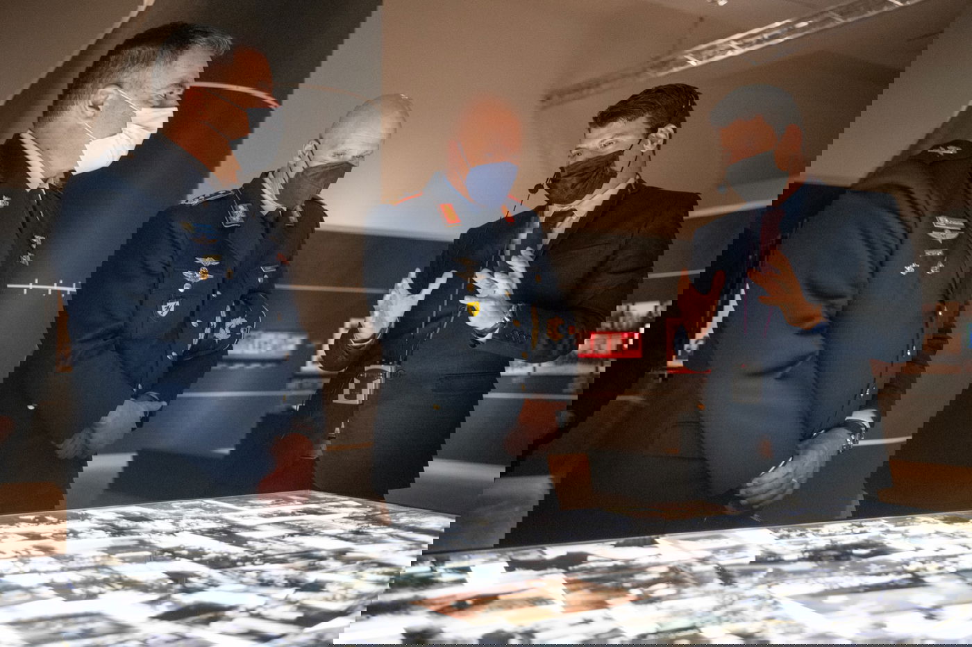 מפקד חיל האוויר במטס עם מקבילו הגרמני