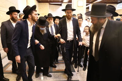 בכניסה לישיבת מיר ברכפלד