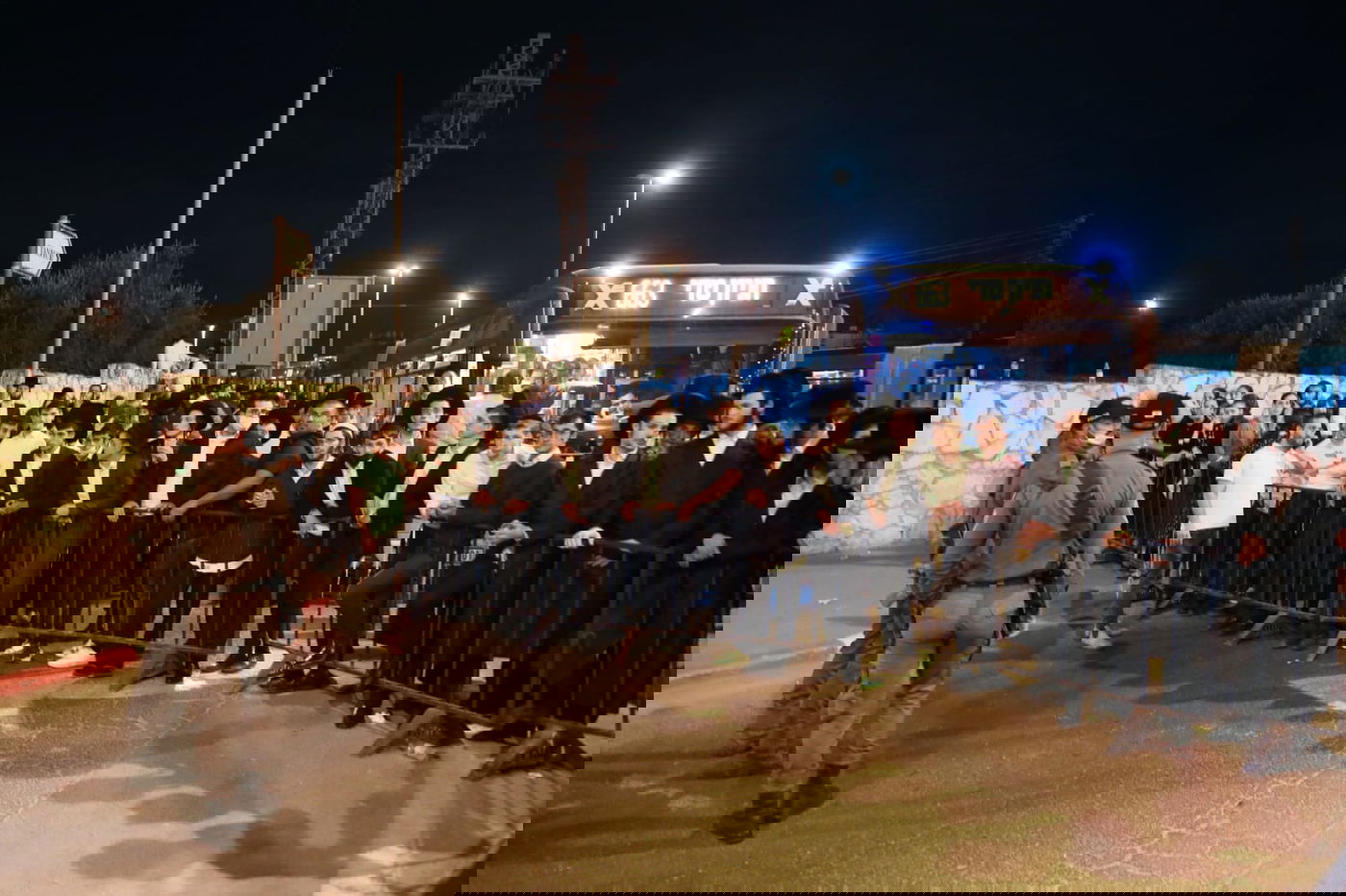 המונים פוקדים את קבר רחל אמנו ע"ה; צפו