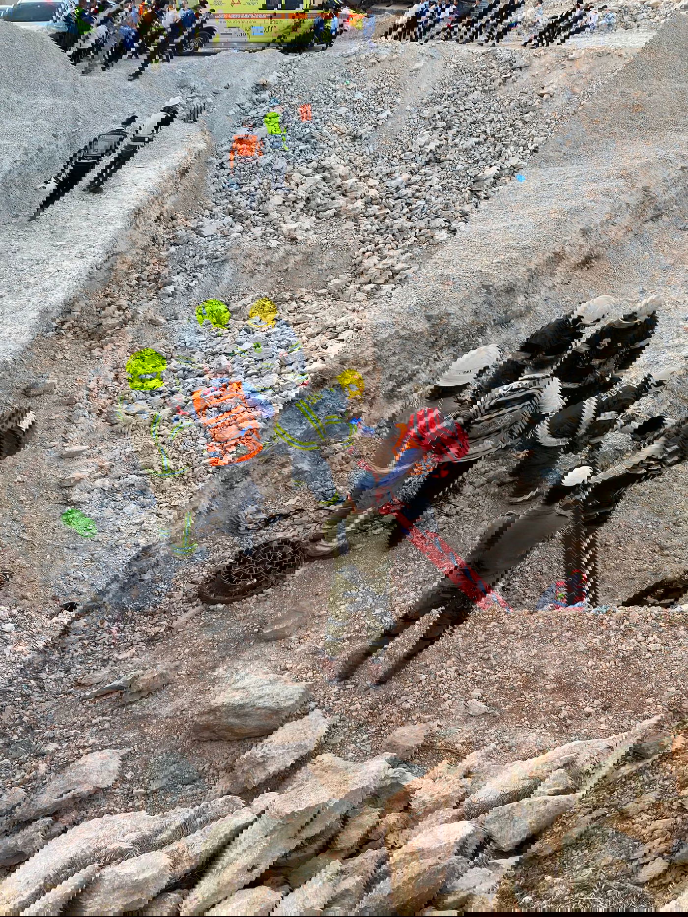 ילד נפל מגובה לתוך אתר בניה; מצבו בינוני