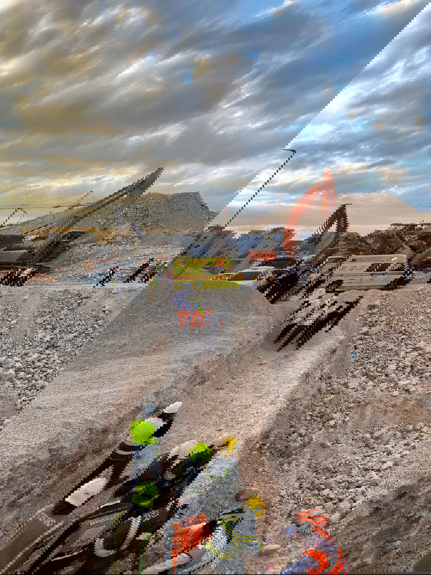 ילד נפל מגובה לתוך אתר בניה; מצבו בינוני