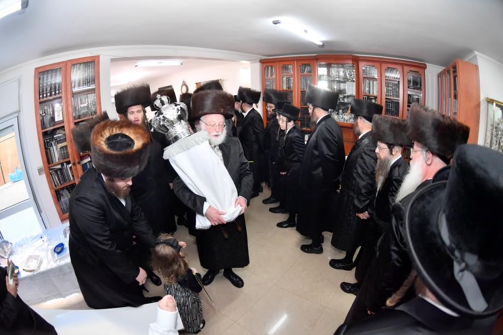 בעלזא באשדוד הכניסו ספר תורה חדש; צפו