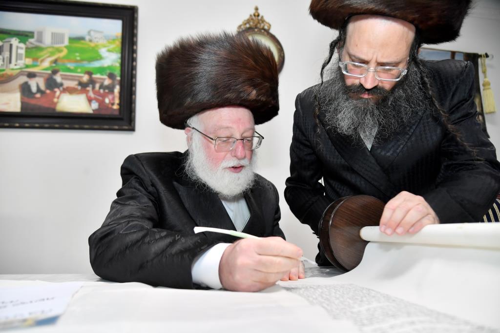 בעלזא באשדוד הכניסו ספר תורה חדש; צפו