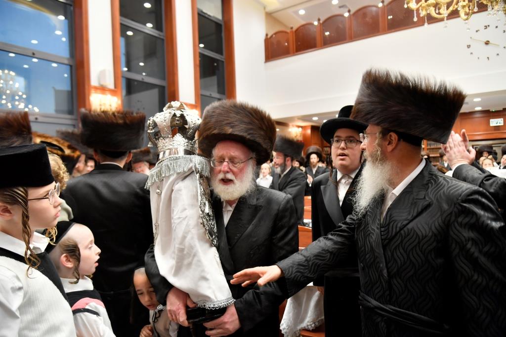 בעלזא באשדוד הכניסו ספר תורה חדש; צפו