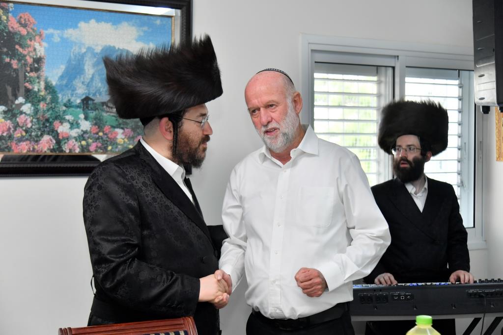 בעלזא באשדוד הכניסו ספר תורה חדש; צפו