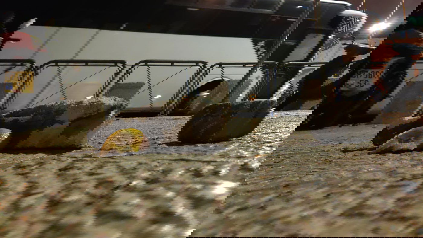 האבנים שיודו על האוטובוס