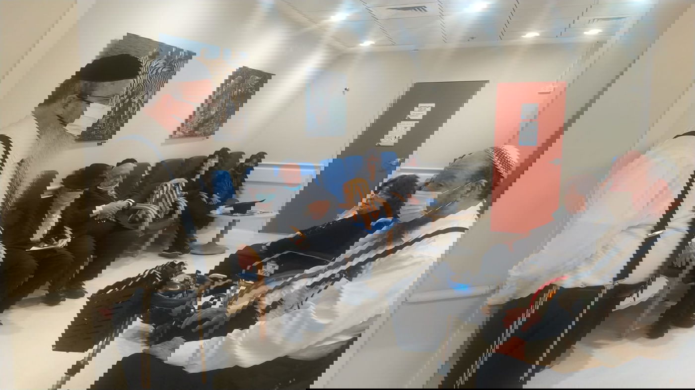 מחוץ לחדרו הבוקר. נראים אחיו; הגר"י אזרחי הרב אורי אזרחי, רב ביה"ח הדסה הרב קליין ובנו הגרב"צ אזרחי