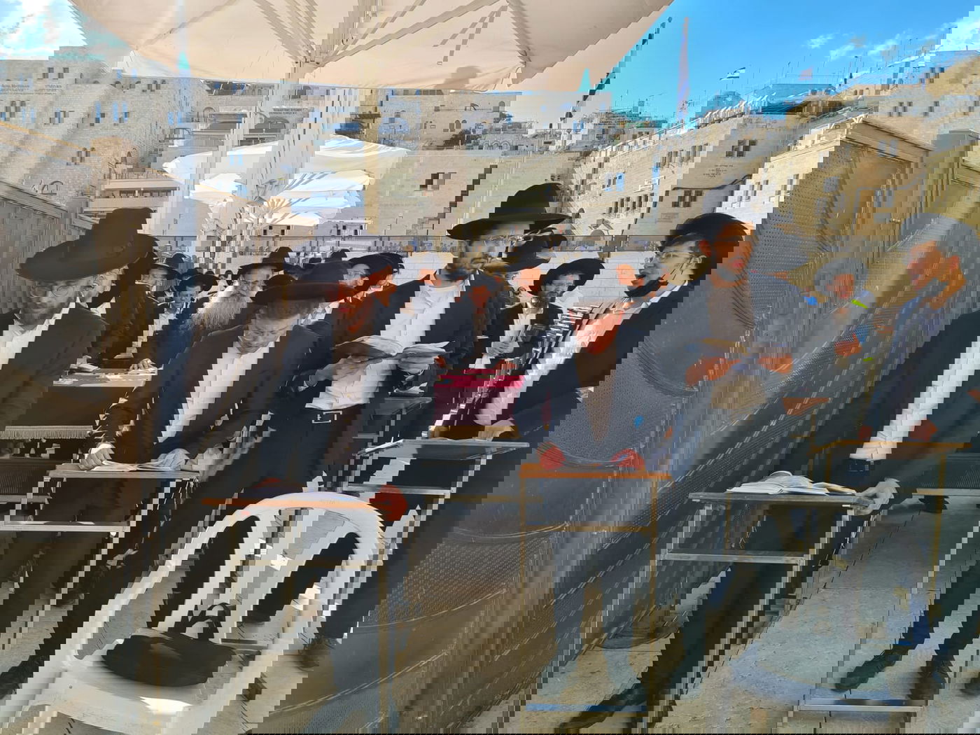 התפילות בכותל לרפואת ראש הישיבה