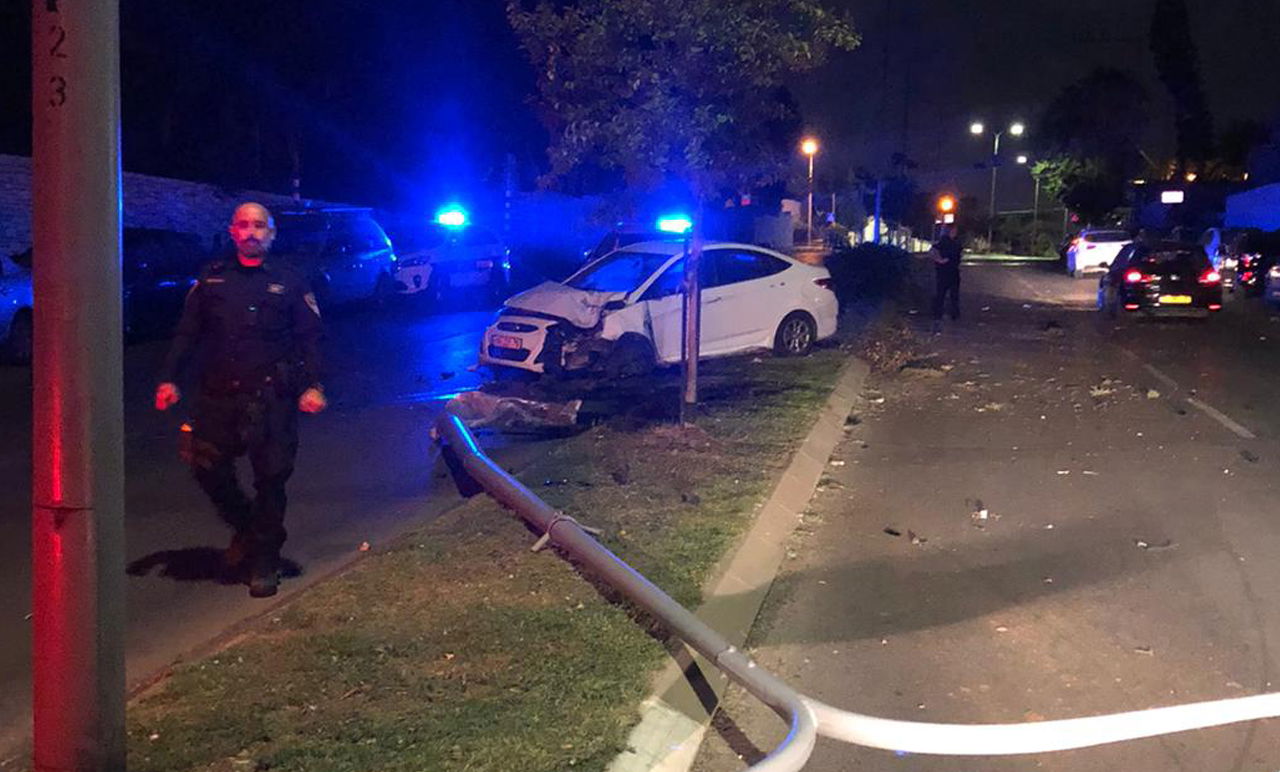 מרדף לילי: גנב הרכב התנגש בעמוד - ונעצר