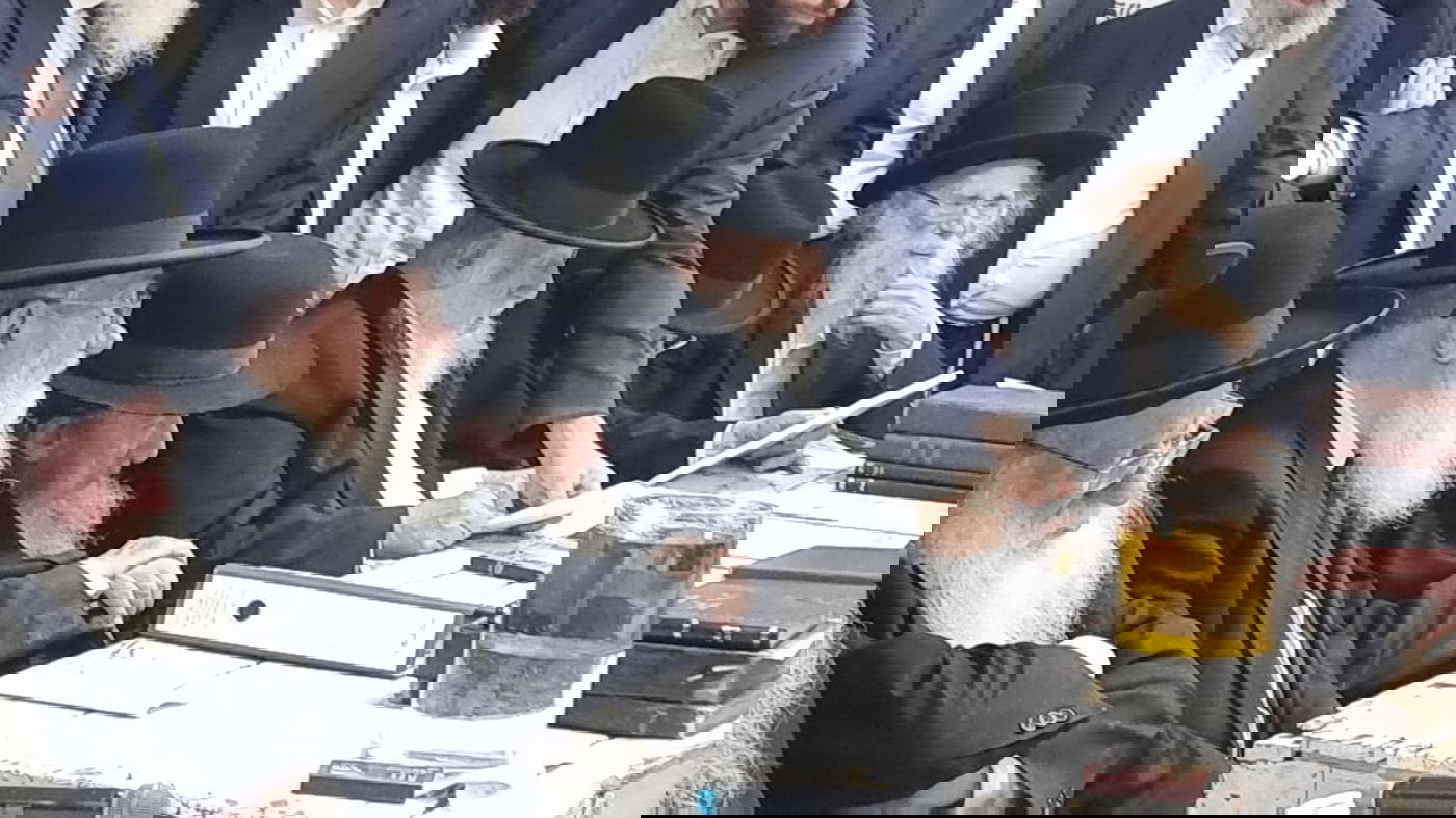 68 אחרי פטירתו, שבו מרנן ורבנן לחדרו של החזו"א