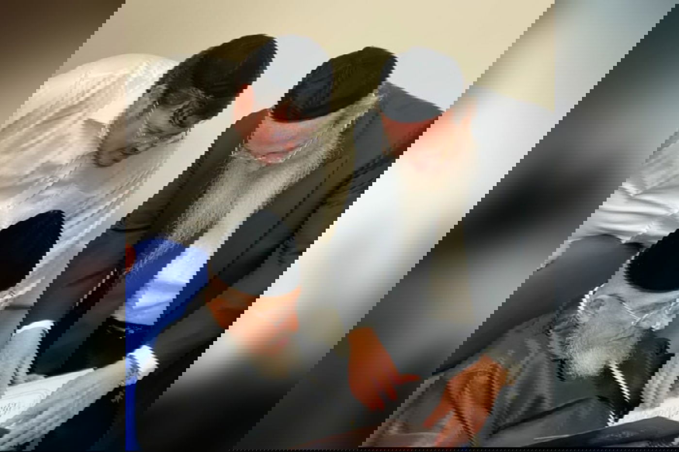 ראש הישיבה היום בבית החולים, מעיין בספר החדש